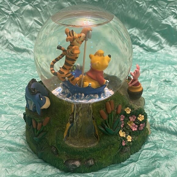 - Vintage Winnie the Pooh Springtime SnowGlobe - Picture 5 of 8